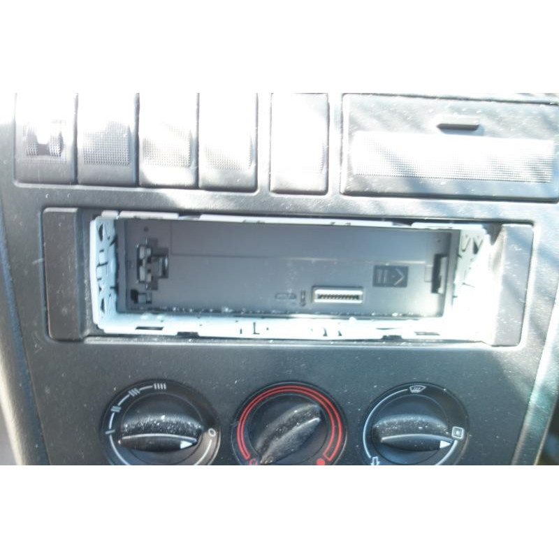 Attache ceinture avant gauche AUDI A4 1 Photo n°9