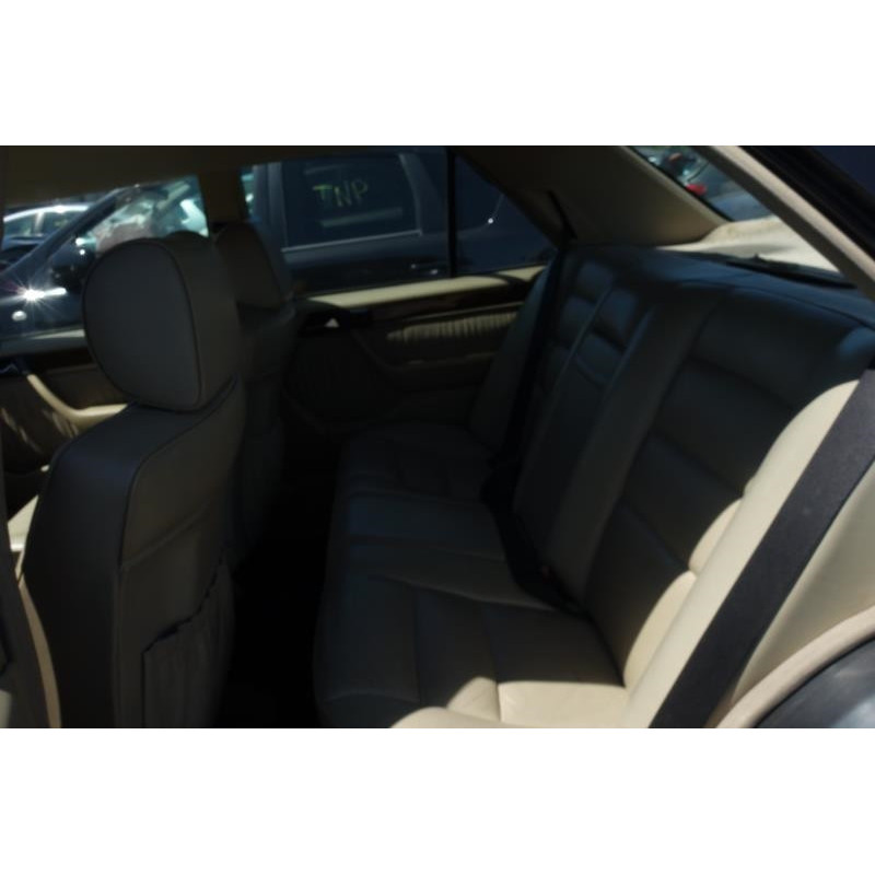 Attache ceinture avant droit MERCEDES 250 W124 Photo n°4