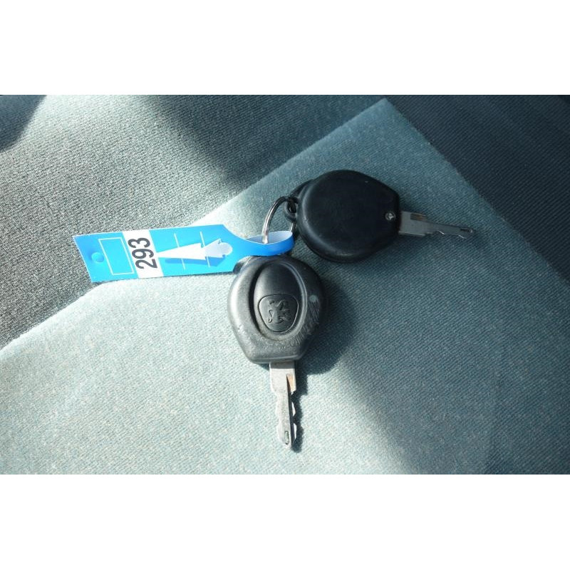 Attache ceinture arriere droit PEUGEOT 206 Photo n°9