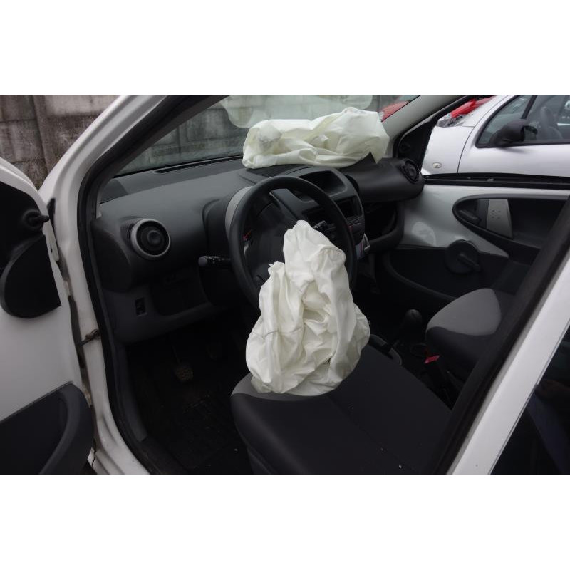 Attache ceinture arriere gauche CITROEN C1 1 Photo n°8