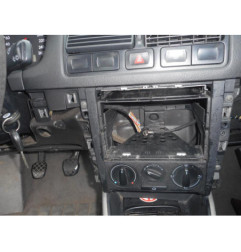 Attache ceinture arriere centrale VOLKSWAGEN GOLF 4