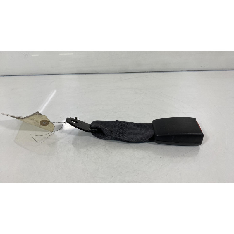 Attache ceinture arriere gauche MAZDA 323 6 Photo n°2