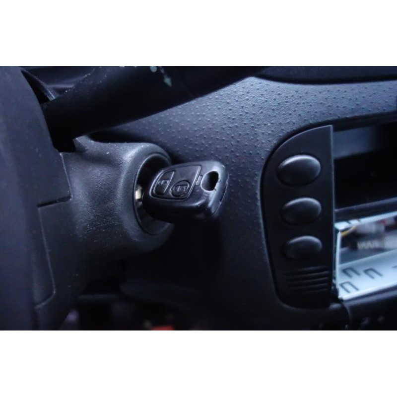 Attache ceinture arriere droit CITROEN C2 Photo n°13