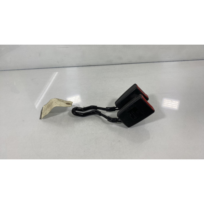 Attache ceinture arriere gauche VOLKSWAGEN GOLF 4 Photo n°2