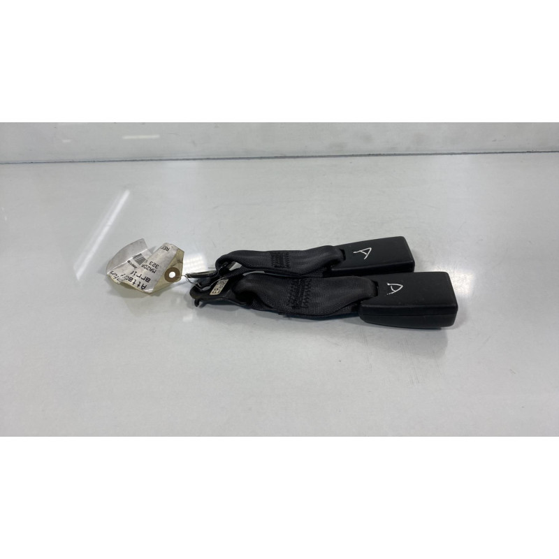 Attache ceinture arriere droit MAZDA 323 5 Photo n°1