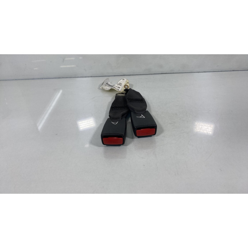 Attache ceinture arriere droit MAZDA 323 5 Photo n°2