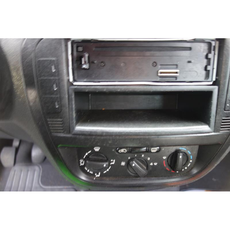 Attache ceinture arriere droit CITROEN C2 Photo n°9