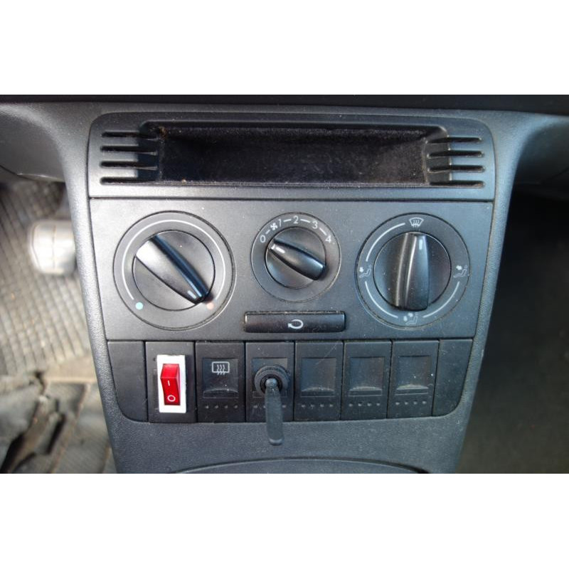 Attache ceinture avant droit VOLKSWAGEN POLO 3 Photo n°10