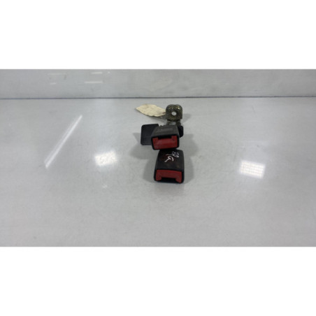 Attache ceinture arriere gauche VOLKSWAGEN PASSAT 4 Photo n°1