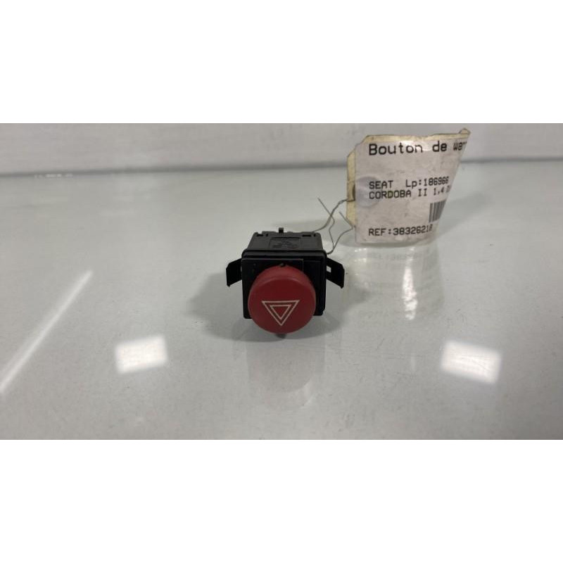 Bouton de warning SEAT CORDOBA 2 Photo n°1