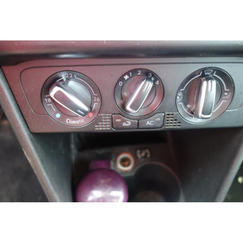 Bouton de warning VOLKSWAGEN POLO 5 Photo n°9