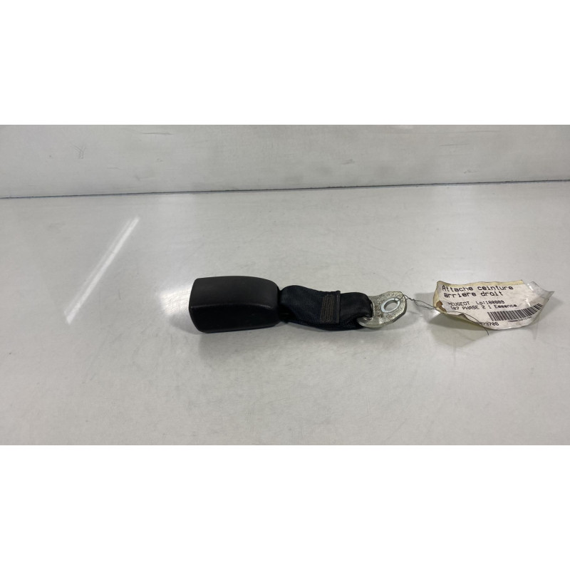 Attache ceinture arriere droit PEUGEOT 107 Photo n°2