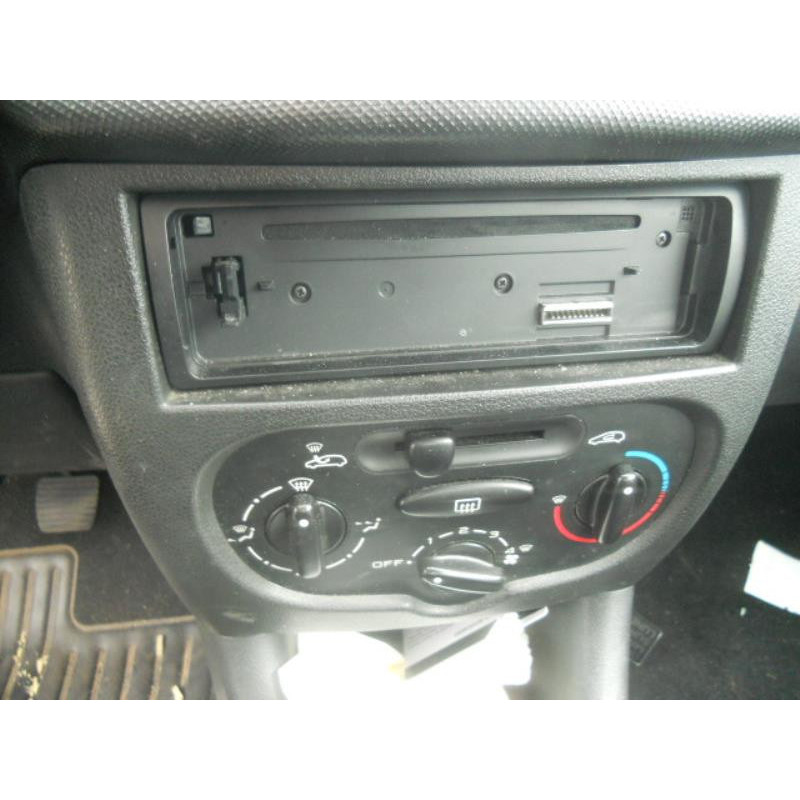 Attache ceinture arriere gauche PEUGEOT 206+ Photo n°12