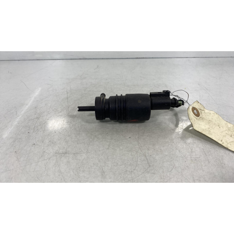 Pompe lave glace avant VOLKSWAGEN PASSAT 5 Photo n°3