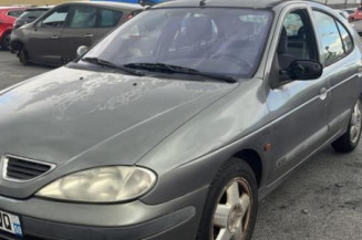 Serrure avant droit RENAULT MEGANE 1