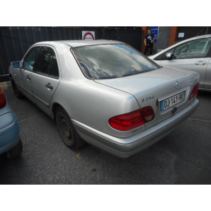 Leve vitre electrique avant droit MERCEDES CLASSE E 210 Photo n°6