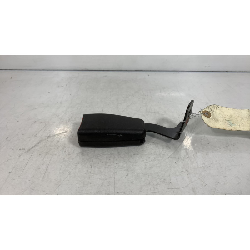 Attache ceinture arriere gauche HYUNDAI COUPE 2 Photo n°1