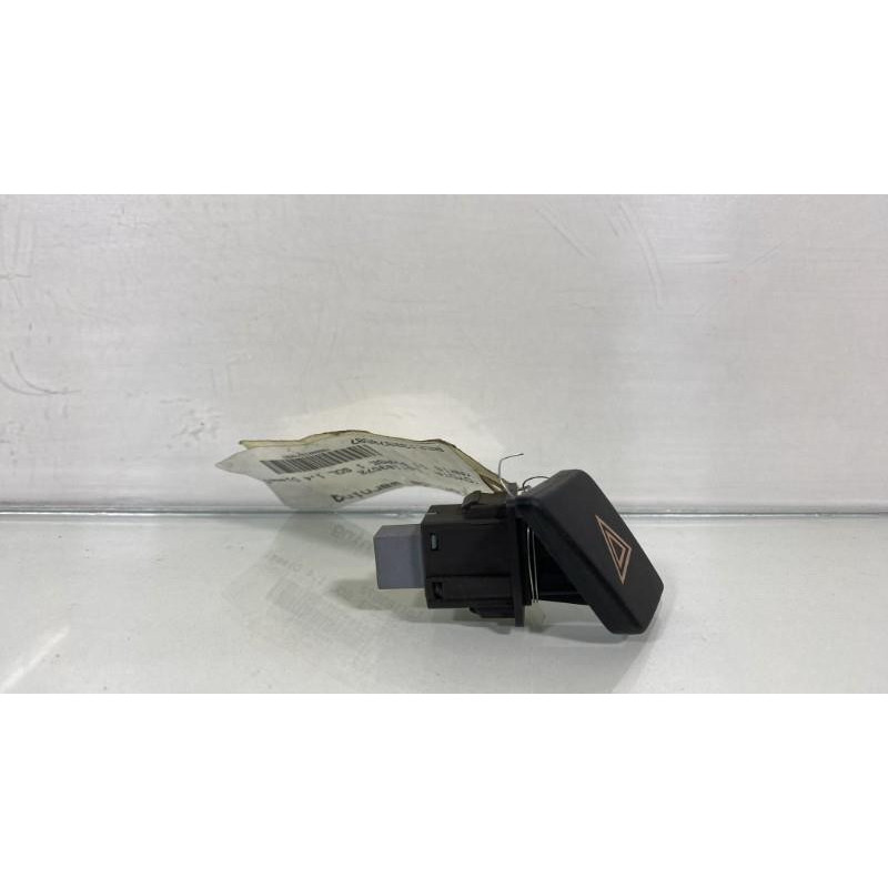 Bouton de warning TOYOTA YARIS 2 Photo n°3