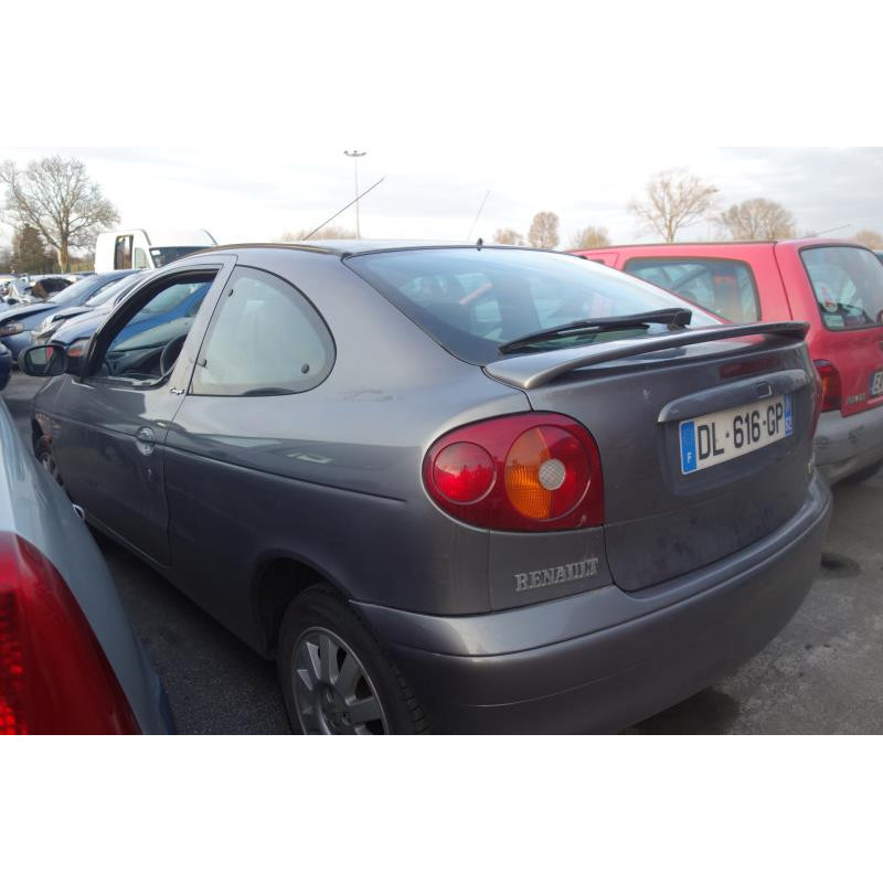 Pompe de direction RENAULT MEGANE 1 Photo n°6