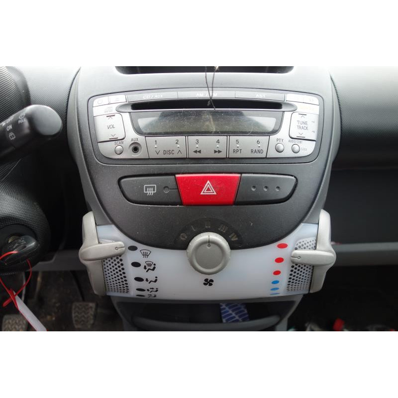 Vitre avant gauche PEUGEOT 107 Photo n°6
