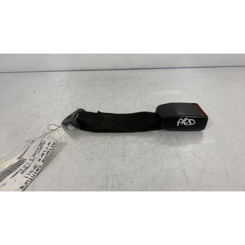 Attache ceinture arriere droit PEUGEOT 106 Photo n°3