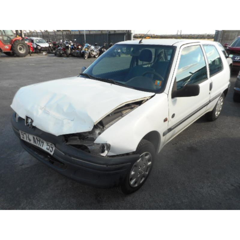 Attache ceinture arriere droit PEUGEOT 106 Photo n°4