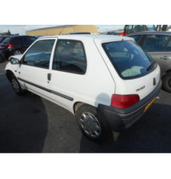 Attache ceinture arriere droit PEUGEOT 106