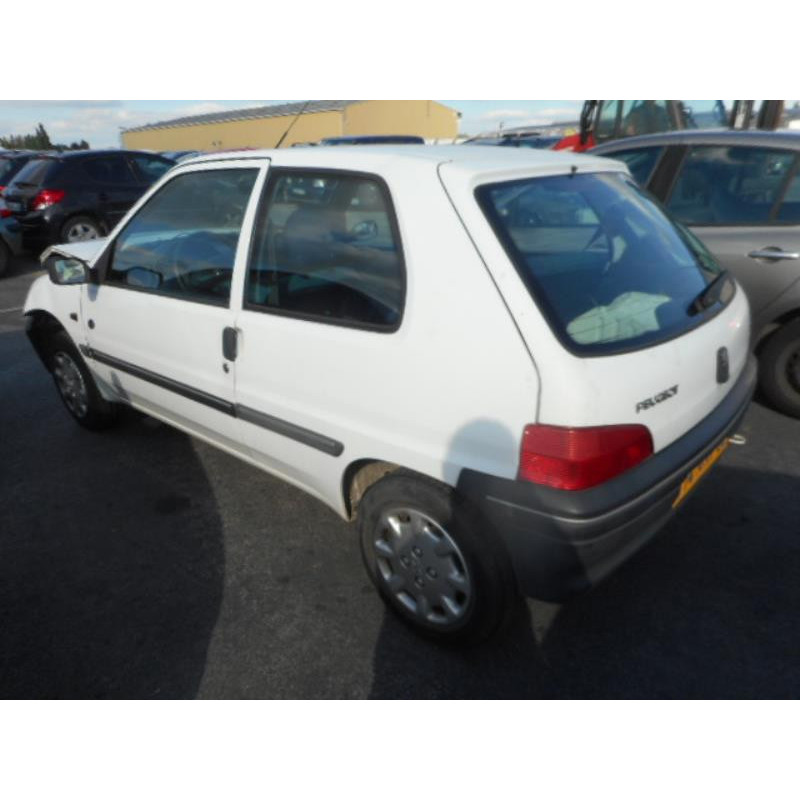 Attache ceinture arriere droit PEUGEOT 106 Photo n°7