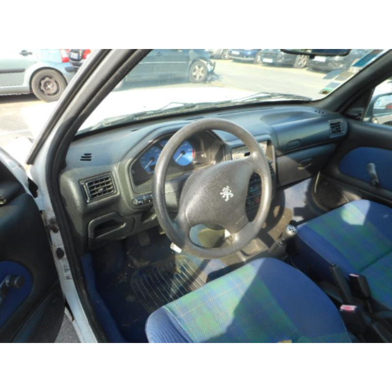 Attache ceinture arriere droit PEUGEOT 106 Photo n°8