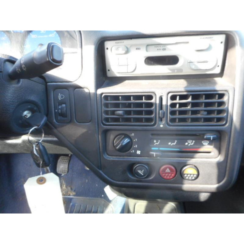 Attache ceinture arriere droit PEUGEOT 106 Photo n°9