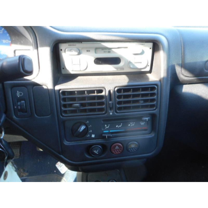 Attache ceinture arriere droit PEUGEOT 106 Photo n°10