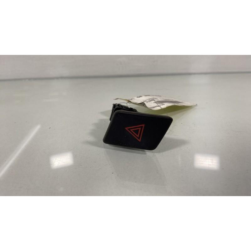 Bouton de warning TOYOTA YARIS 2 Photo n°1