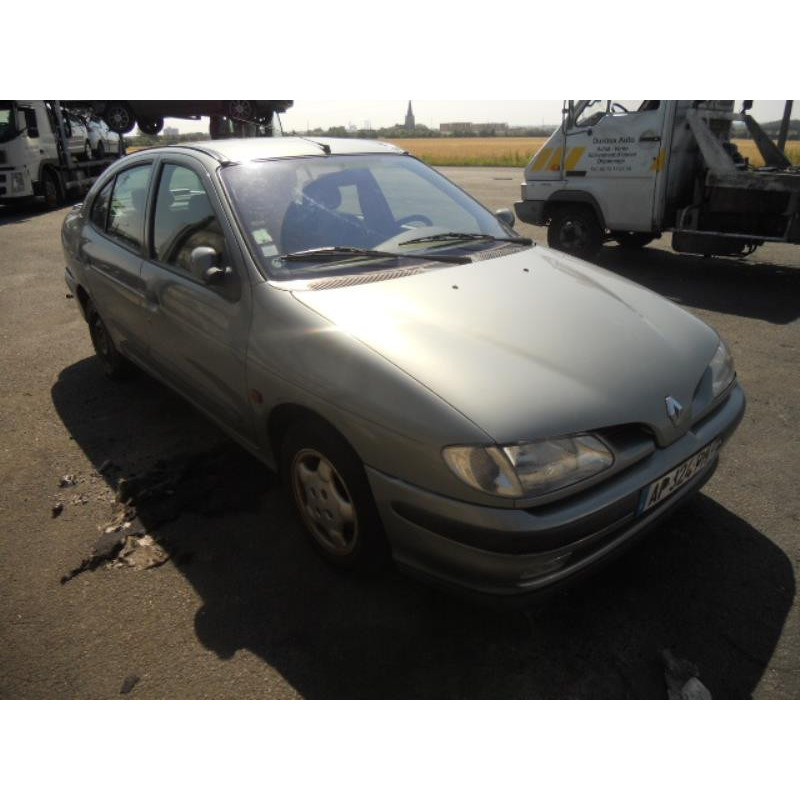 Feu arriere secondaire gauche (feux) RENAULT MEGANE 1 Photo n°5