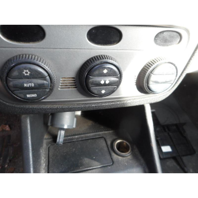 Bouton de warning ALFA ROMEO 147 Photo n°9