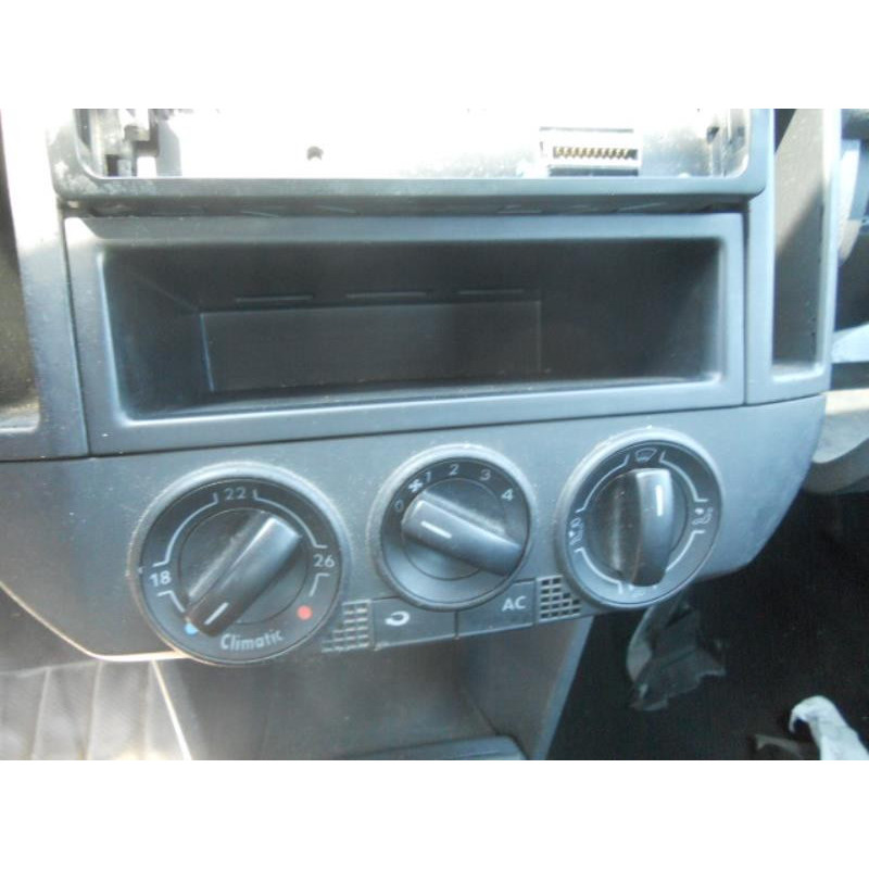 Bouton de warning VOLKSWAGEN POLO 4 Photo n°10