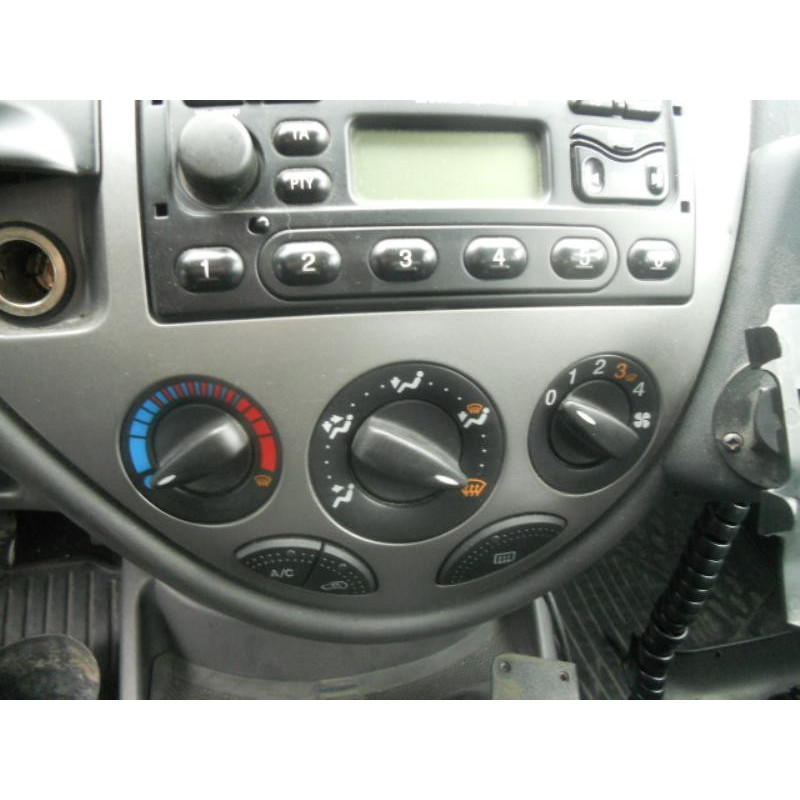 Bouton de warning FORD FOCUS 1 Photo n°9