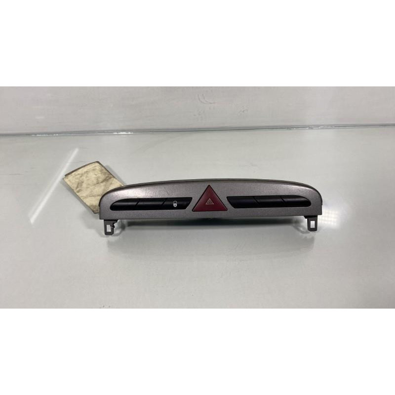 Bouton de warning PEUGEOT 308 1 Photo n°1