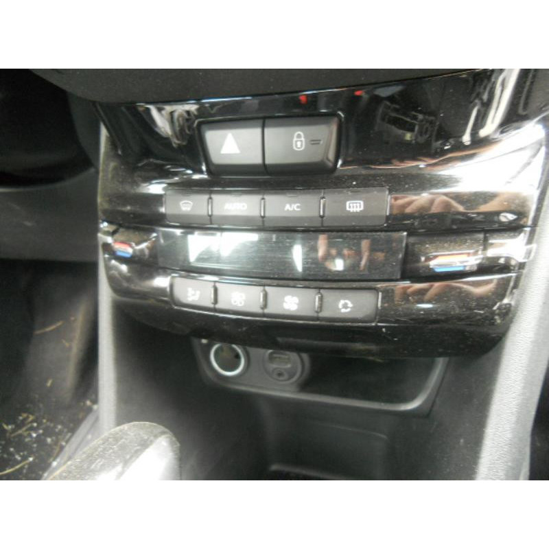 Commande GPS PEUGEOT 208 1 Photo n°10