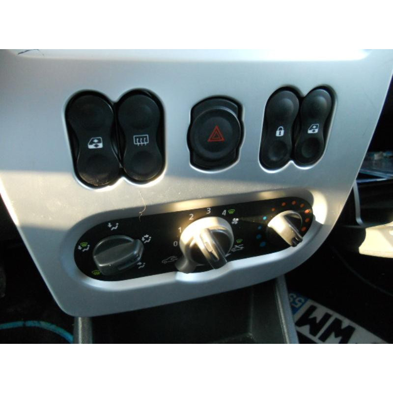 Commande degivrage lunette arriere DACIA SANDERO 1 Photo n°10