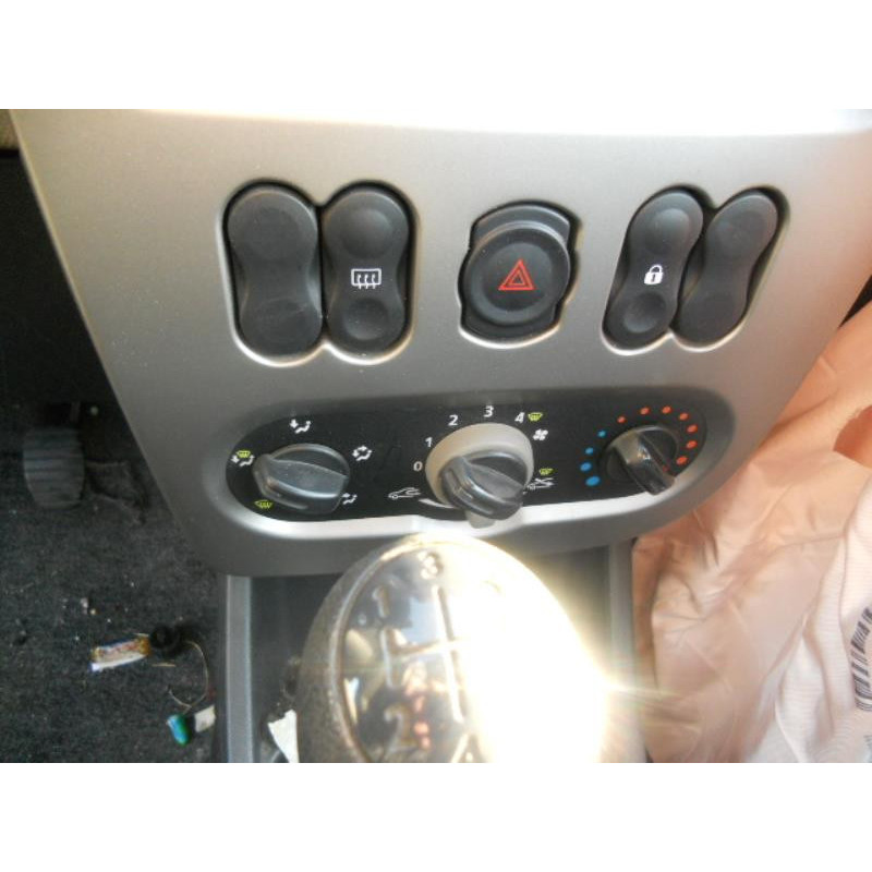 Commande degivrage lunette arriere DACIA SANDERO 1 Photo n°10