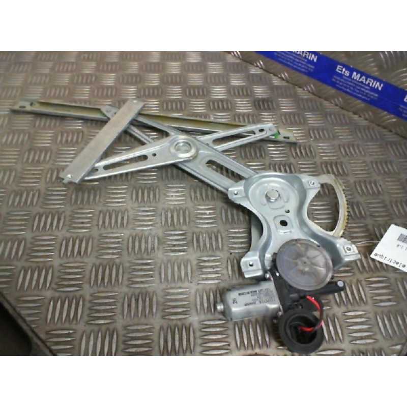 Leve vitre electrique avant droit TOYOTA AURIS 2 Photo n°1
