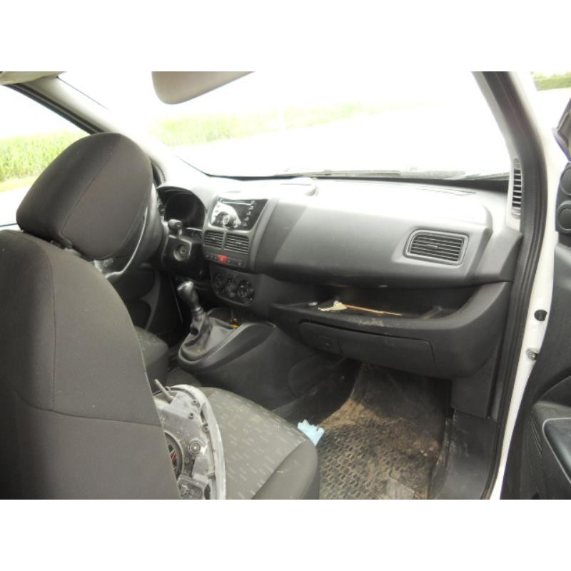Bouton de warning OPEL COMBO D Photo n°8