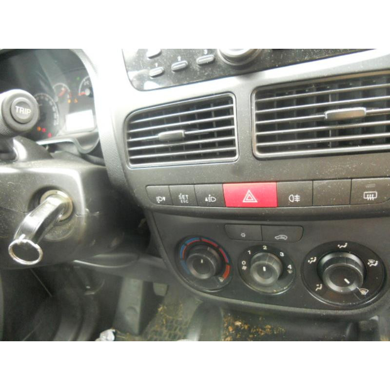 Bouton de warning OPEL COMBO D Photo n°9