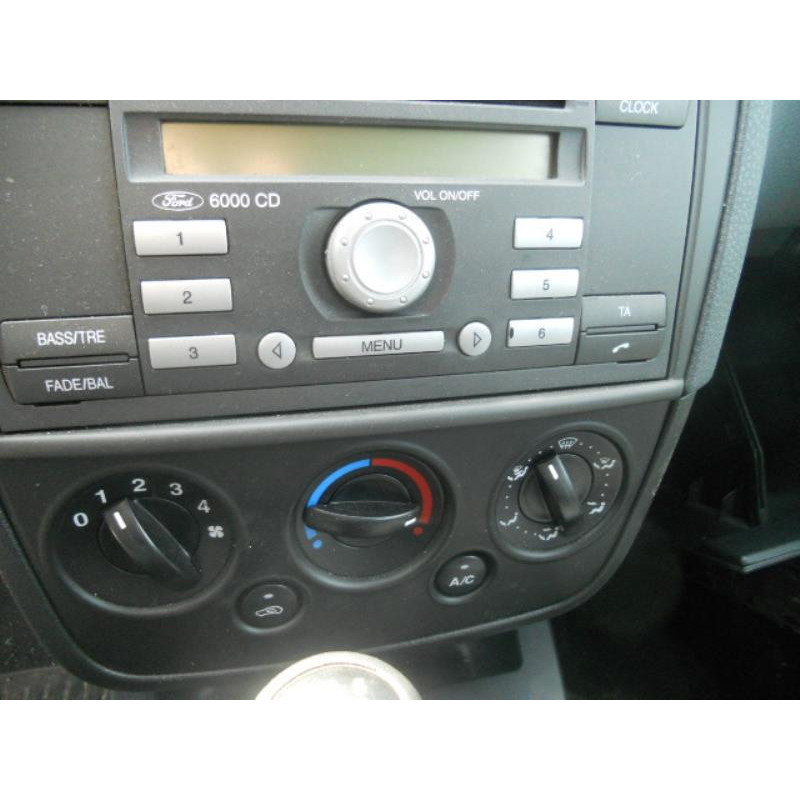 Bouton de warning FORD FIESTA 5 Photo n°10