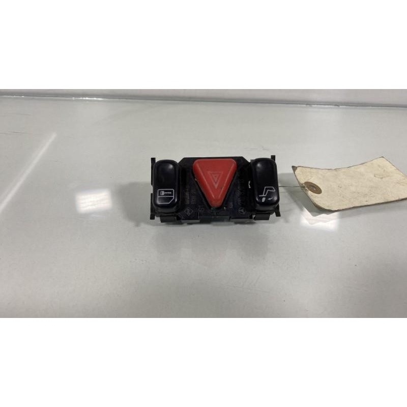 Bouton de warning MERCEDES CLASSE E 210 Photo n°1
