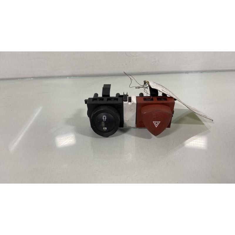 Bouton de warning RENAULT MEGANE 2 Photo n°1