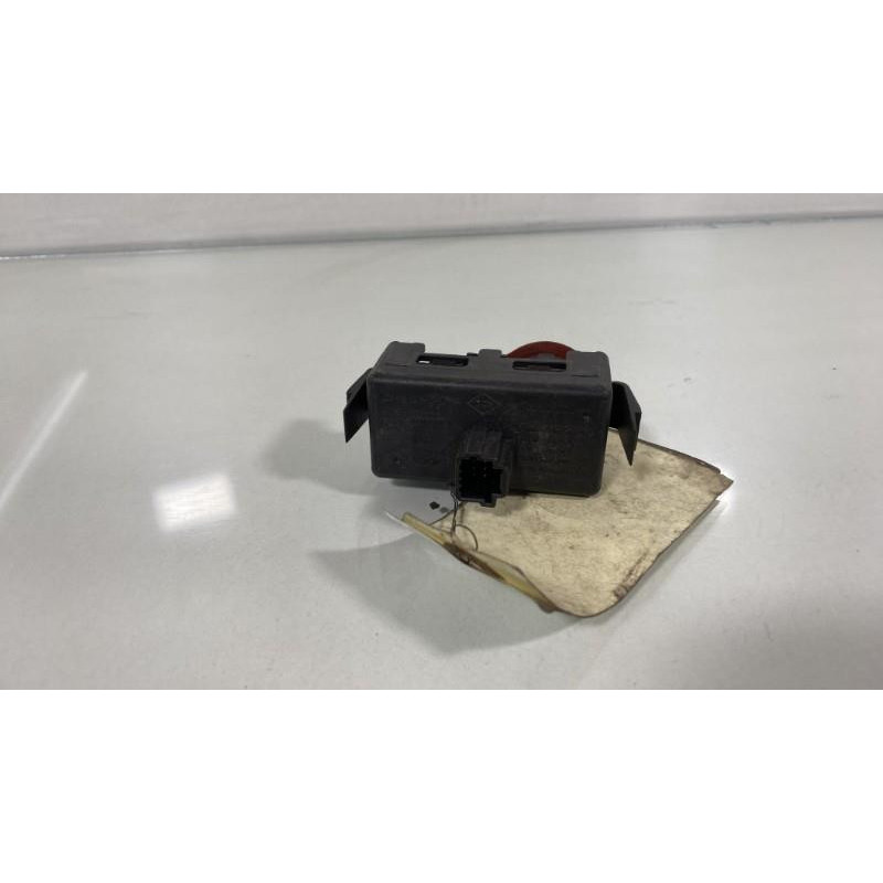 Bouton de warning RENAULT CLIO 3 Photo n°3