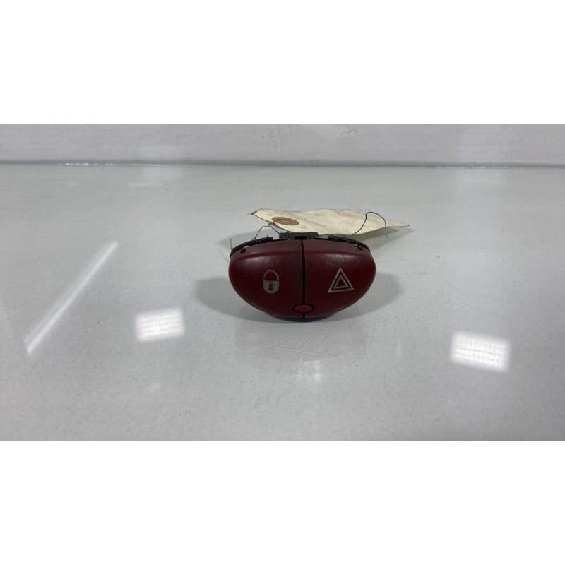 Bouton de warning PEUGEOT 206 Photo n°1