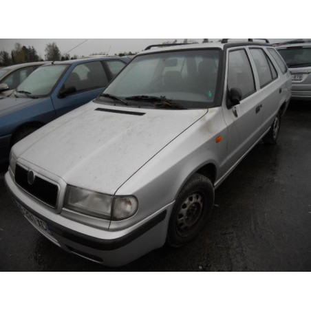 Vitre avant droit SKODA FELICIA Photo n°1
