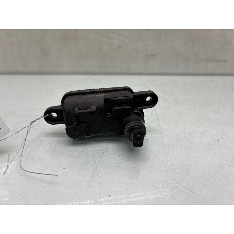 Actionneur verrou trappe d'essence VOLKSWAGEN PASSAT 7 Photo n°4